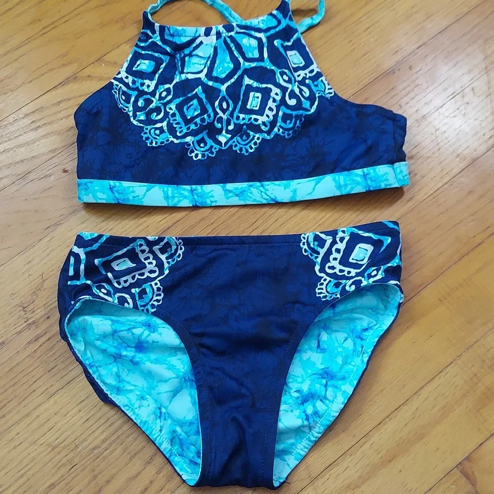 🎁 10/$25 Justice reversible swimsuit, size 8 blue bikini, tye dye batik